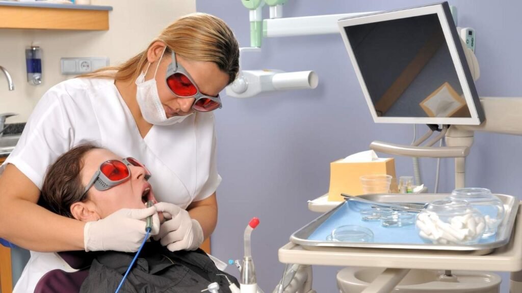 pessoa sentado recebendo um atendimento de um dentista especialista em odontologia estética
