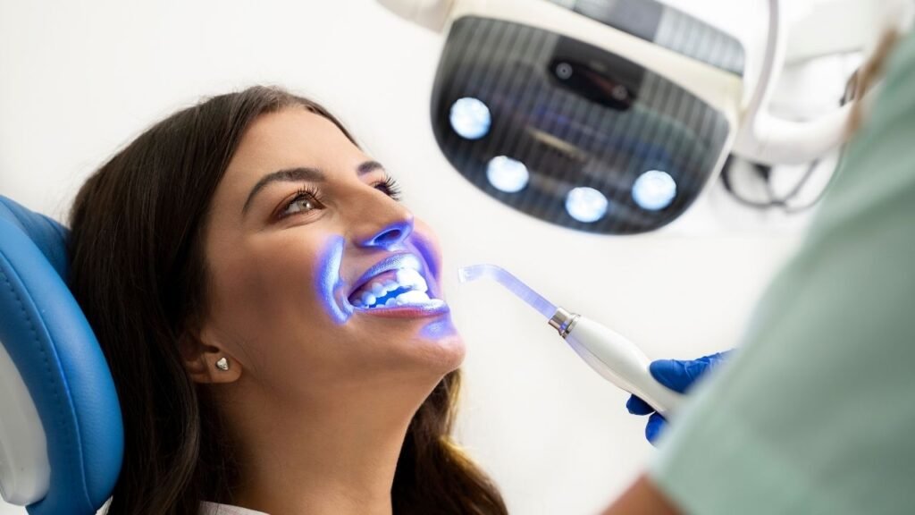 paciente passando pelo procedimento de clareamento dental no consultório odontológico