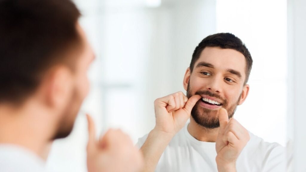paciente tendo cuidado com os seus dentes depois de fazer a limpeza dentária