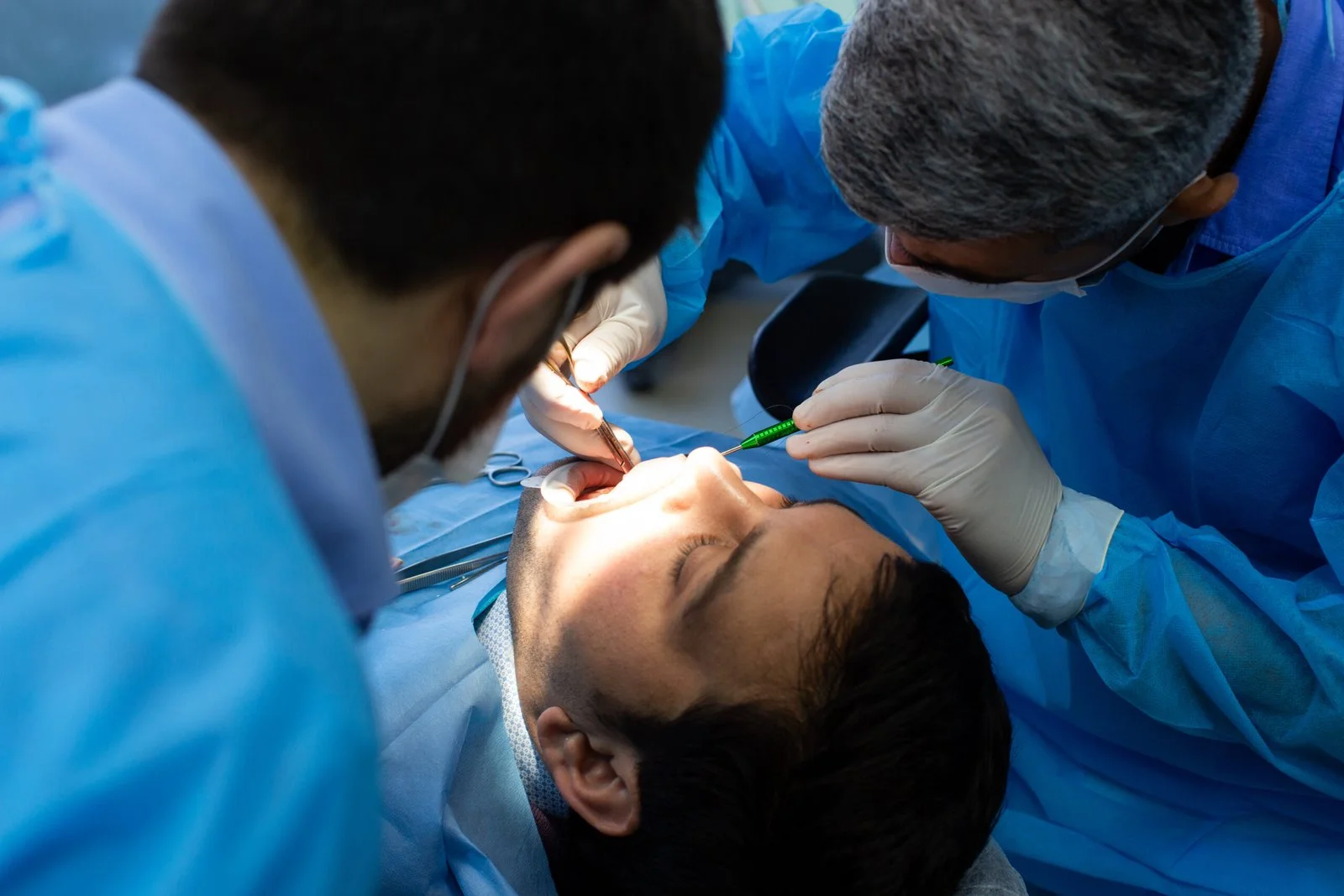 paciente fazendo uma cirurgia oral em uma clínica odontológica em camaçari