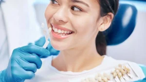 pessoa se preparando para colocar uma faceta de resina ou porcelana nos dentes