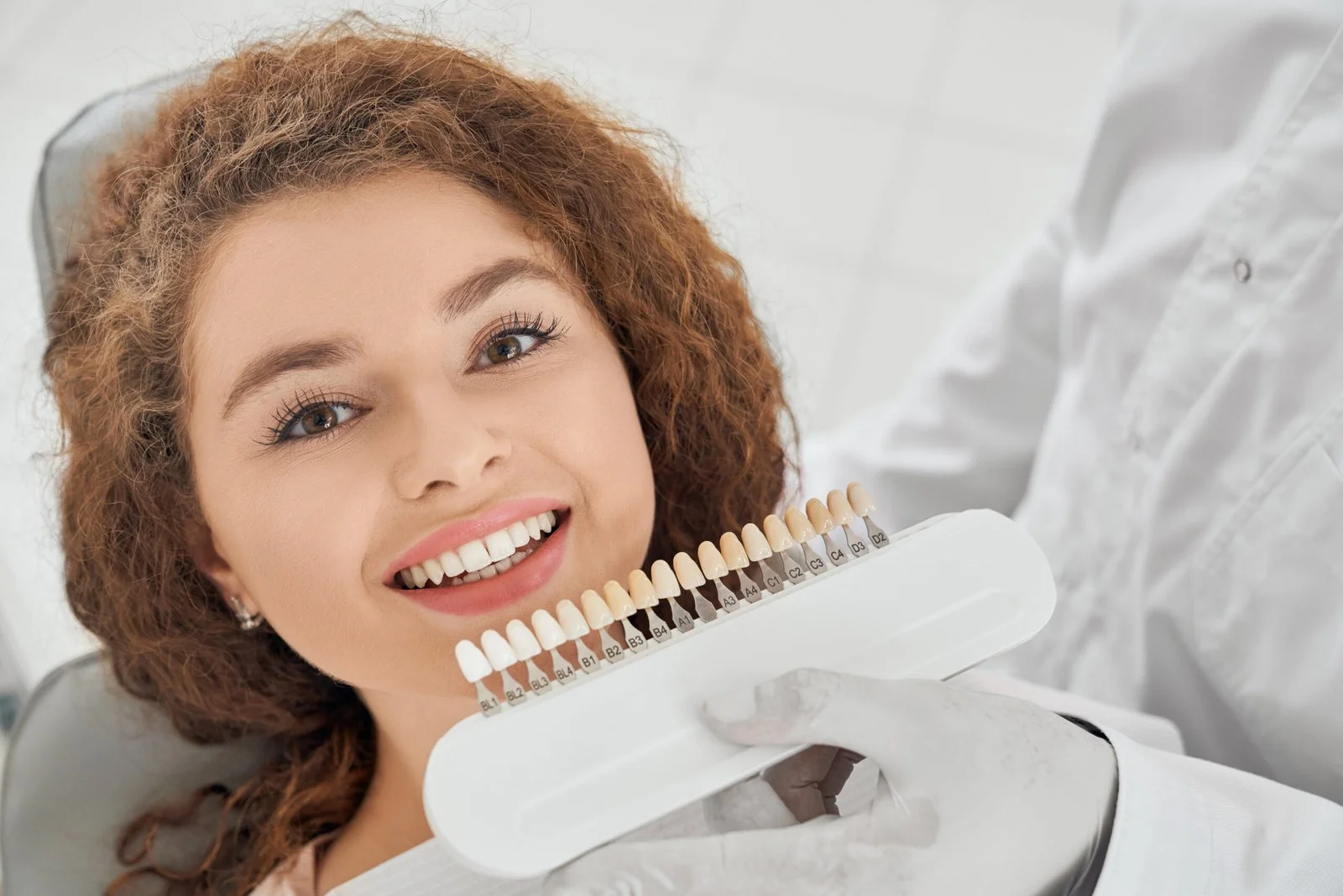 paciente passando por um tratamento de facetas de resina em clínica odontológica de camaçari