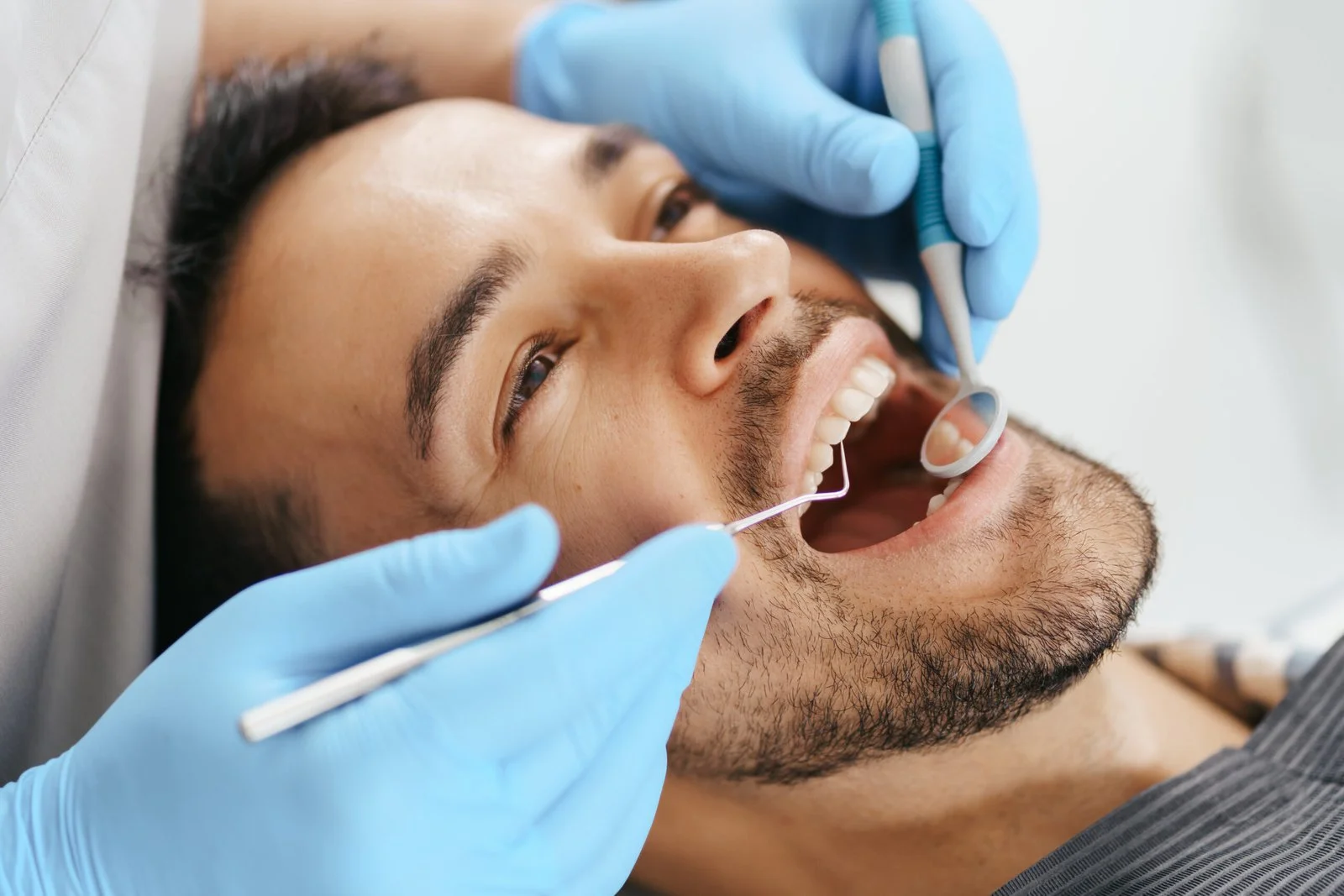 paciente passando por uma limpeza e prevenção dentária