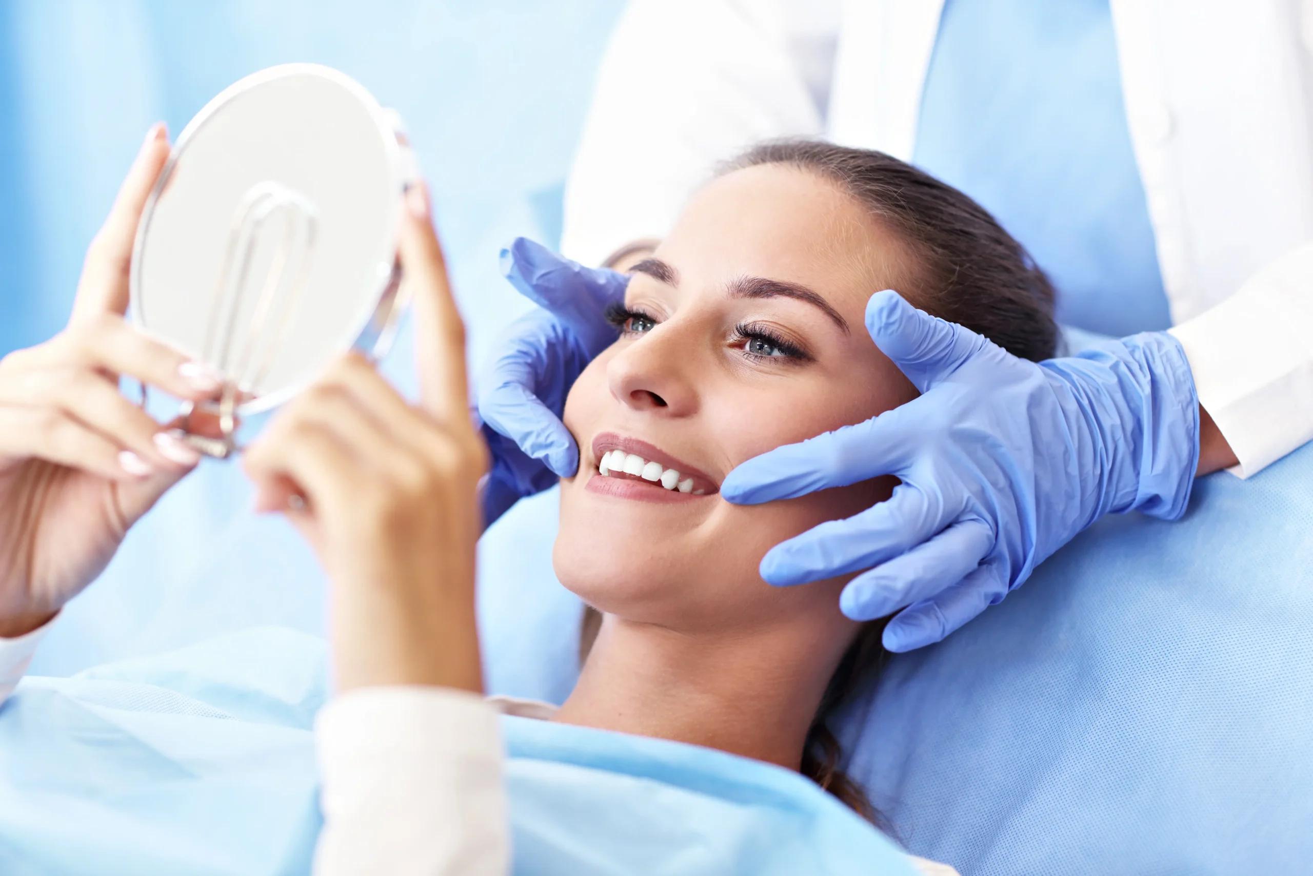 paciente que passou por um tratamento de odontologica estética em uma clínica odontologica em camaçari