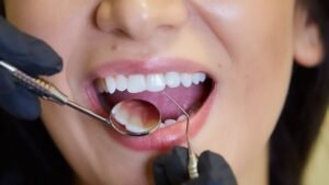 paciente passando por um procedimento de odontologia estética