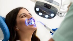 paciente passando pelo procedimento de clareamento dental no consultório odontológico