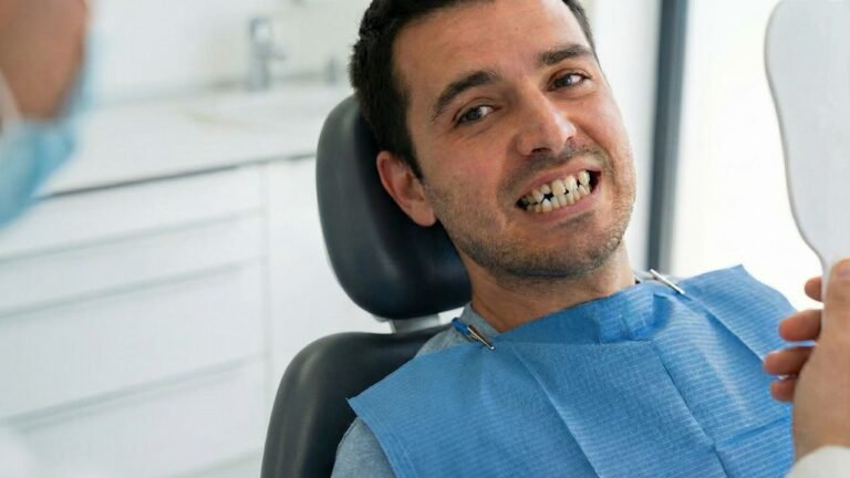 paciente que tem dentes tortos no consultório odontológico em camaçari prestes a colocar facetas de resina