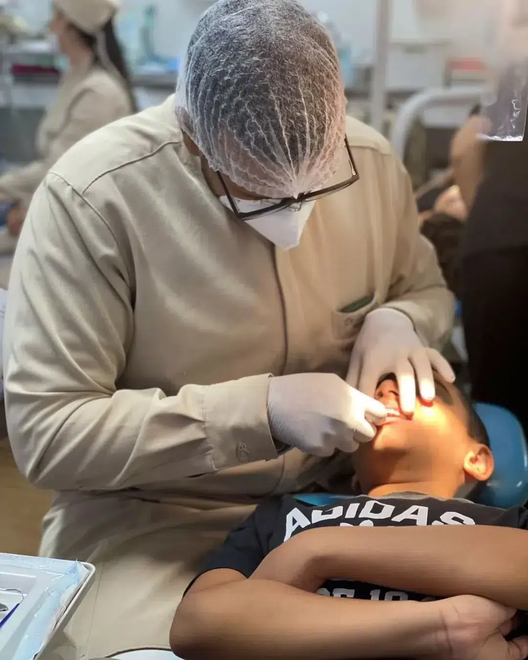 Dr Lucas realizando um tratamento odontológico em um paciente de Lauro de Freitas